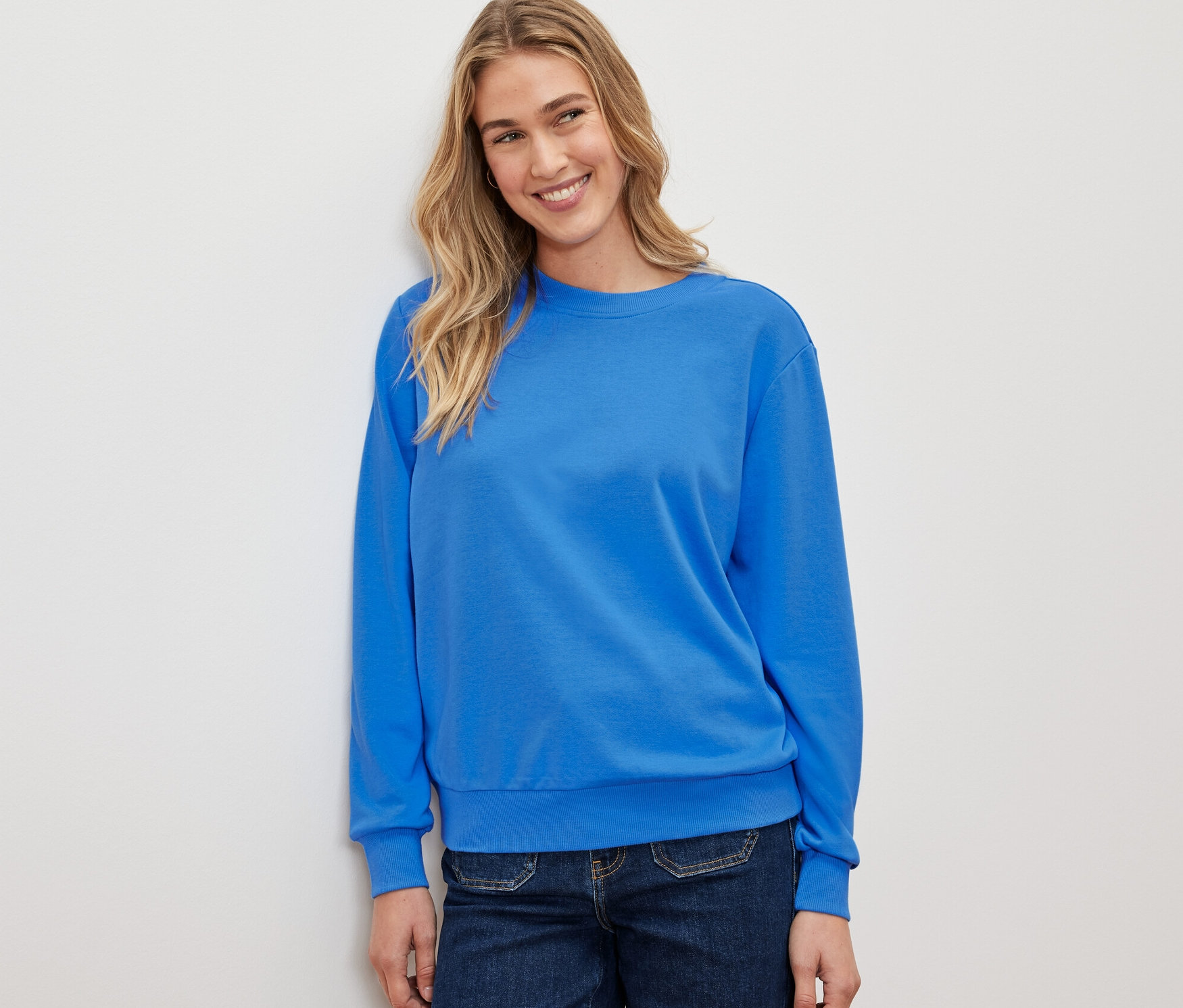 Frau trägt kobaltblaues Sweatshirt.