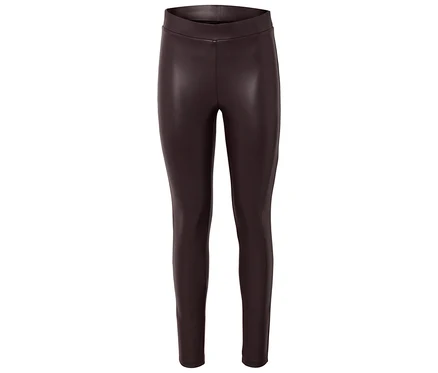 Braune Kunstleder-Leggings auf weißem Hintergrund.