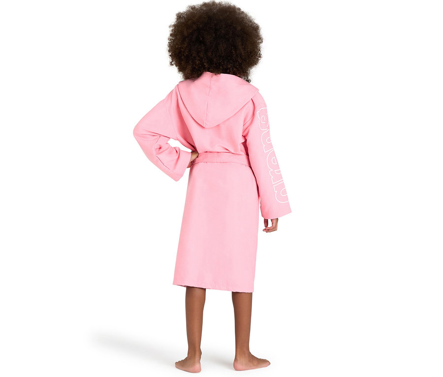 Mädchen mit dem Rücken zur Kamera trägt einen rosa Bademantel mit Kapuze. Sie trägt einen arena Kinder-Bademantel Zeal Plus JR.