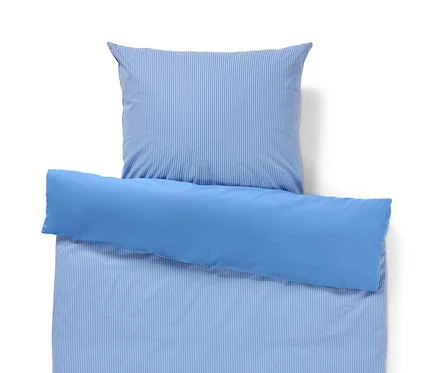 Ein Set aus Renforcé-Bettwäsche in Normalgröße mit blauen und weißen Streifen.