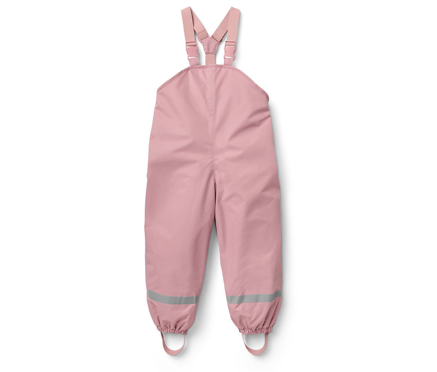 Rosa Latzhose mit Reflektoren an den Hosenbeinen.