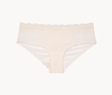 Cremefarbener Damen-Slip mit Spitze liegt auf weißem Hintergrund.