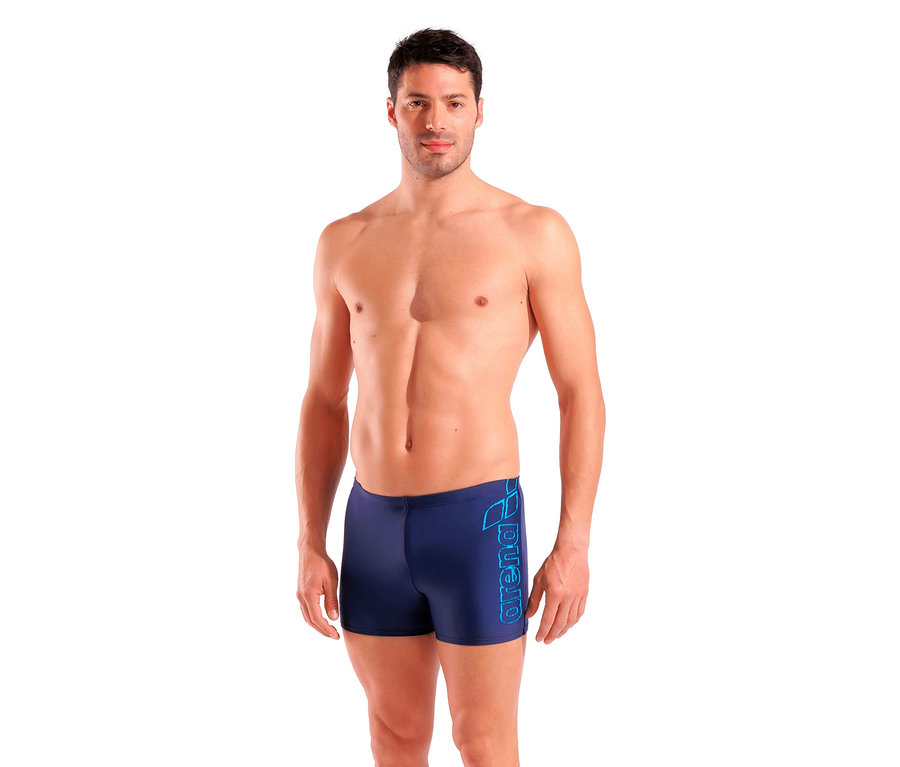 Mann trägt blaue Arena Badehose Scratchy.