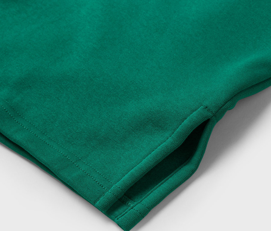 Detailaufnahme eines grünen T-Shirts mit Tasche.