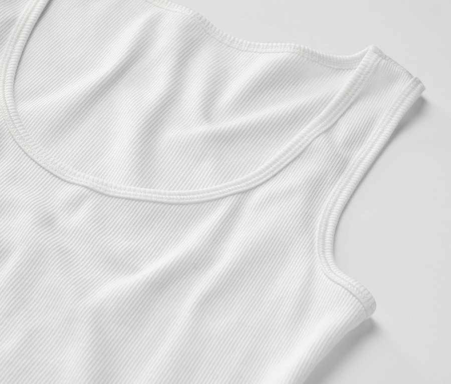 Detailaufnahme eines weißen Rippenhemdchens aus dem 2 Hemdchen aus Rippe Set.
