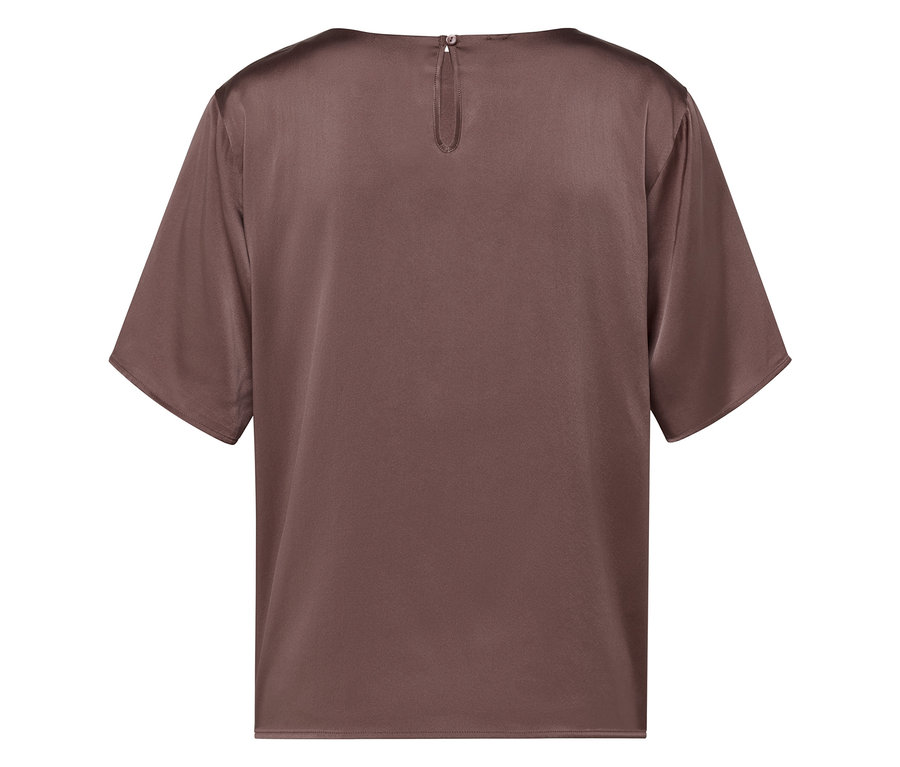 Detail eines braunen Satintops mit kurzen Ärmeln.