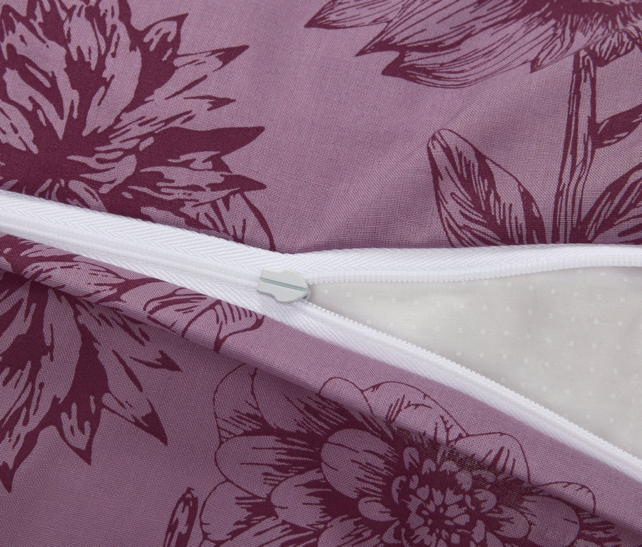 Detail einer lila Renforcé-Bettwäsche in Normalgröße mit Blumenmuster und Reißverschluss.