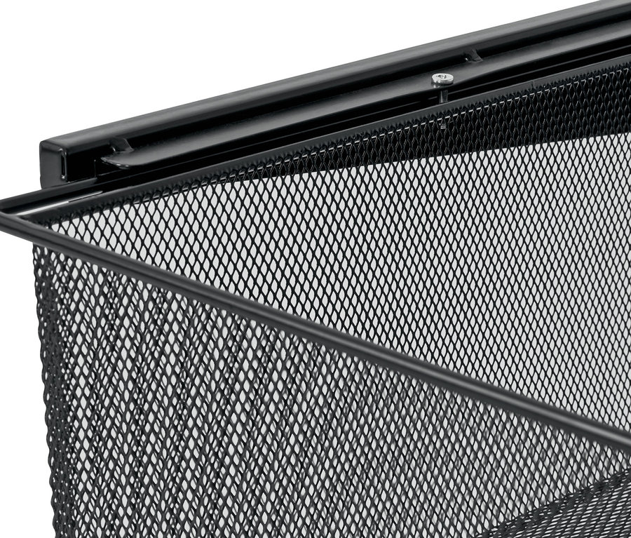 Detailansicht eines schwarzen Wand-Regalsystems aus Draht.