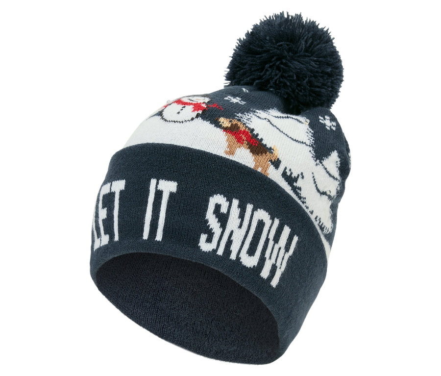 Detail einer marineblauen Strickmütze mit Bommel, der Aufschrift LET IT SNOW und Schneemann-Motiven.