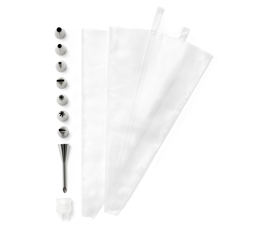 Kuchen Dekorationsset mit mehreren Metallspitzen und Spritzbeuteln.