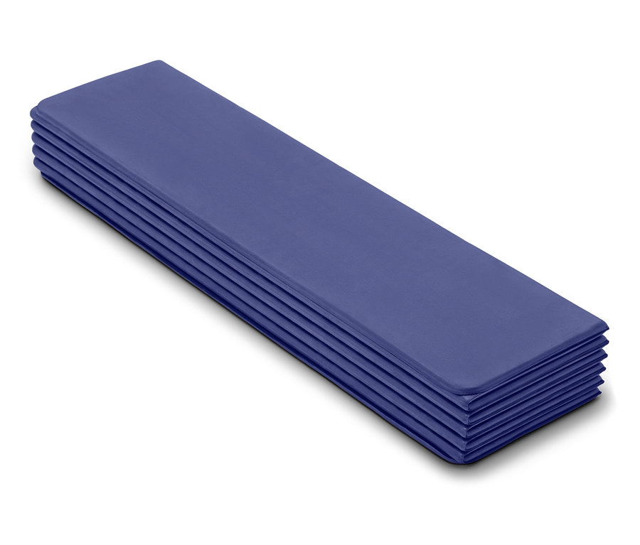 Stapel violetter Servietten auf einem weißen Hintergrund.