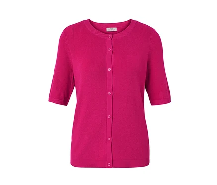 Ein rosafarbener Feinstrick-Cardigan mit Leinen, kurzen Ärmeln und Knöpfen.