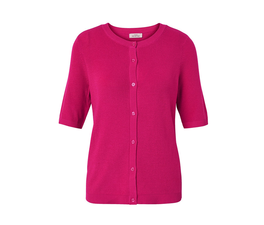 Ein rosafarbener Feinstrick-Cardigan mit Leinen, kurzen Ärmeln und Knöpfen.