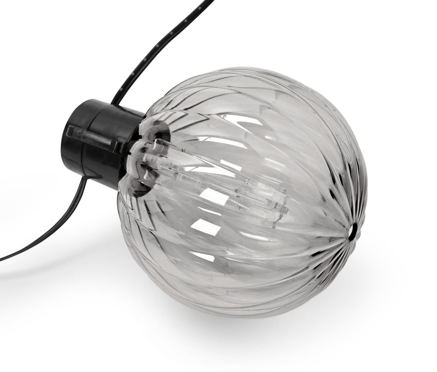 Detail einer Solar-Lichterkette, Kugeln mit Rillen, auf weißem Hintergrund.