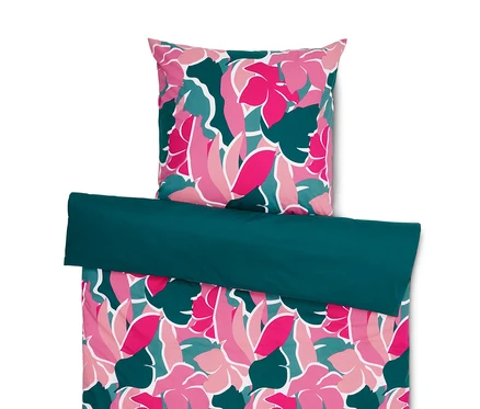 Ein Perkal-Bettwäsche-Set, bestehend aus einem Kissen mit Blumenmuster und einer Bettdecke mit dunkelgrünem Rand.