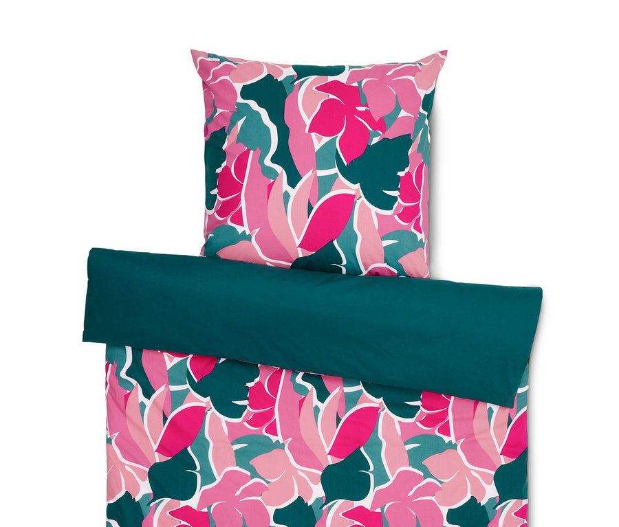 Ein Perkal-Bettwäsche-Set, bestehend aus einem Kissen mit Blumenmuster und einer Bettdecke mit dunkelgrünem Rand.