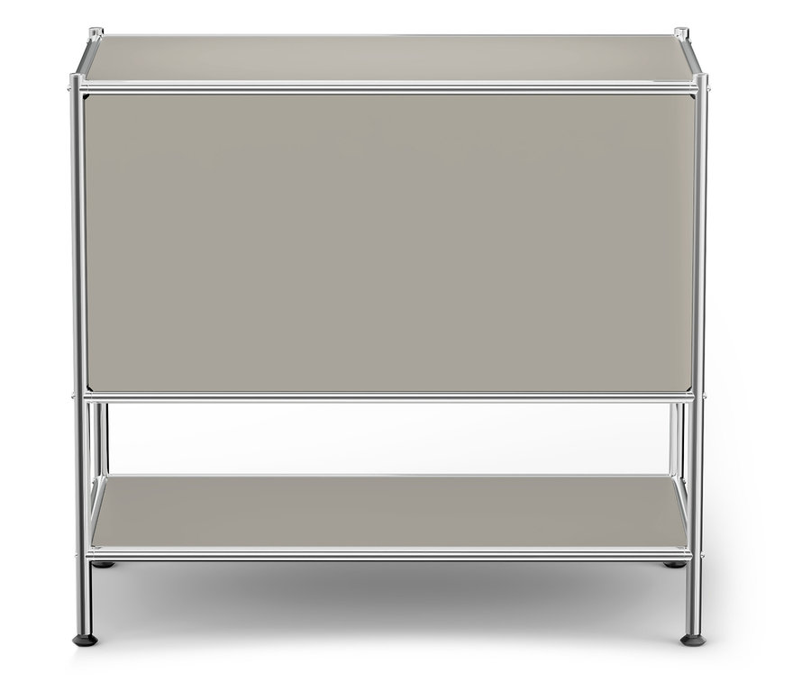 Beiger Schrank mit zwei Regalen und Chromrahmen.