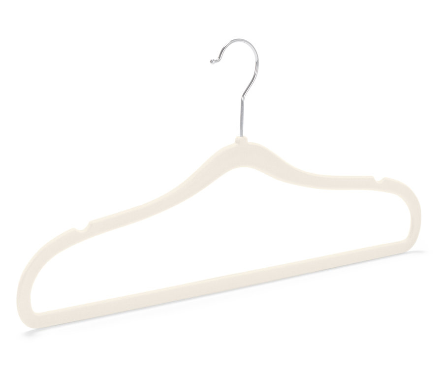 Ein cremefarbener Samt-Kleiderbügel mit einem verchromten Haken auf einem weißen Hintergrund.