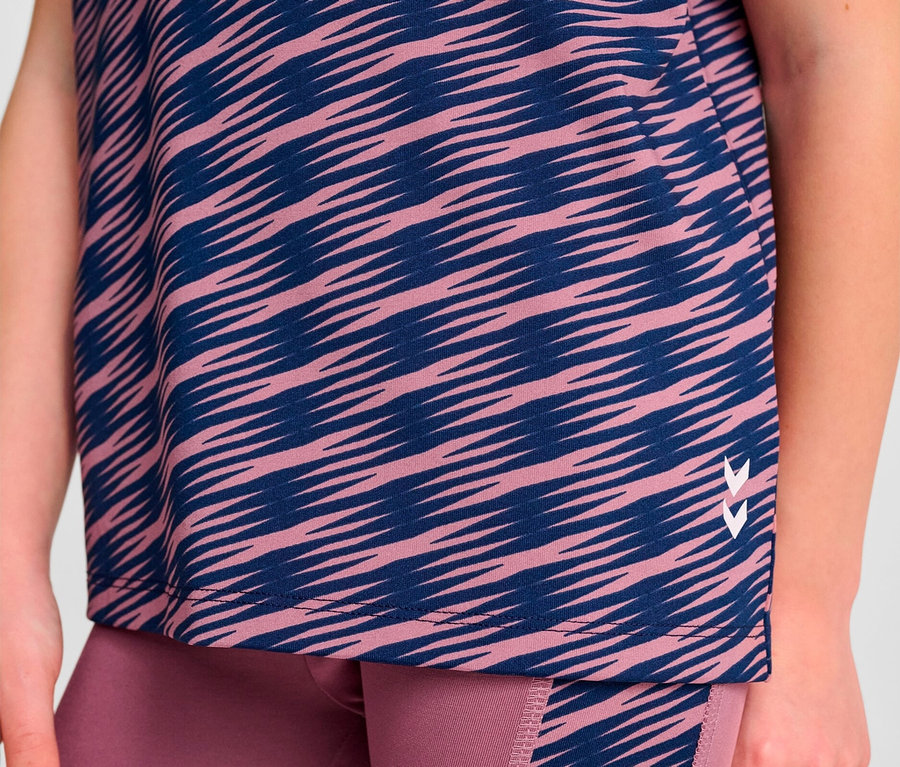 Detailaufnahme eines Mädchens in rosa-blauer Sportbekleidung.