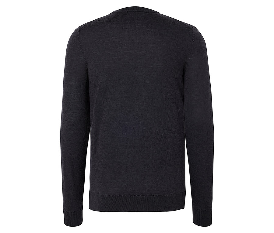 Nahaufnahme der Rückseite eines schwarzen Merino-Pullovers.