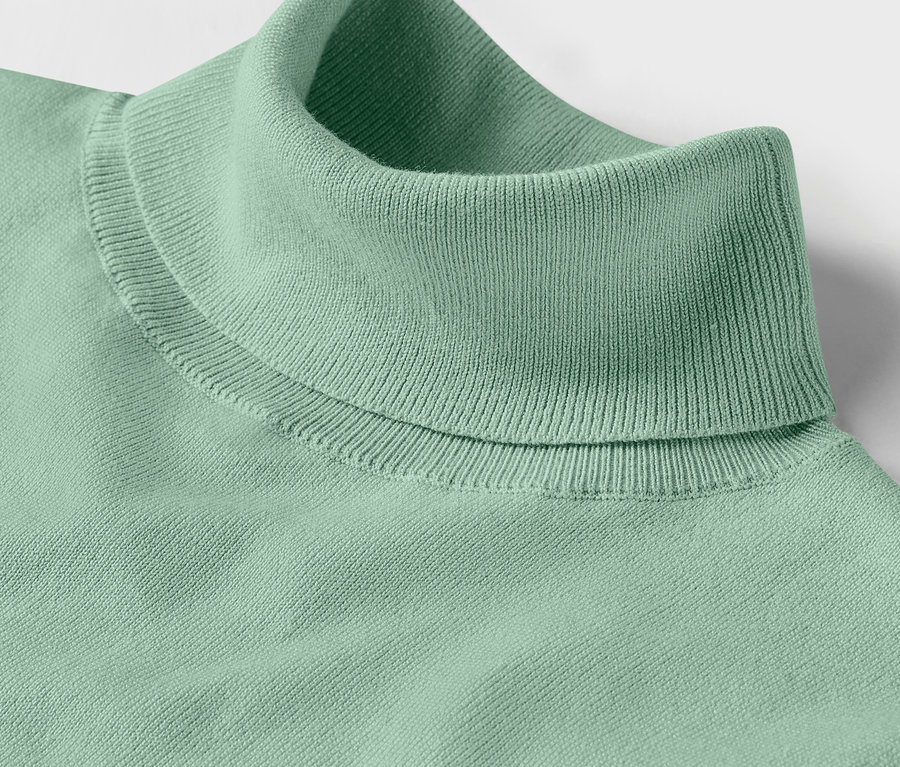 Detailansicht eines mintfarbenen Feinstrick-Rollkragenpullovers.