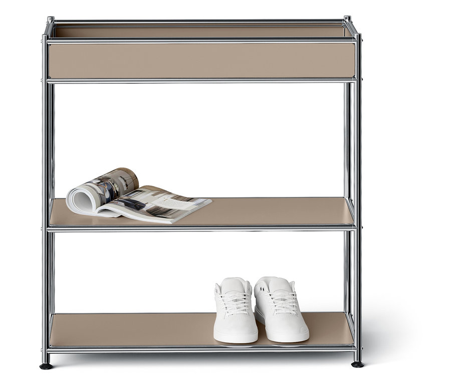 Dreistöckiges Regal mit einer Zeitschrift auf dem mittleren Regal und weißen Schuhen auf dem unteren Regal.