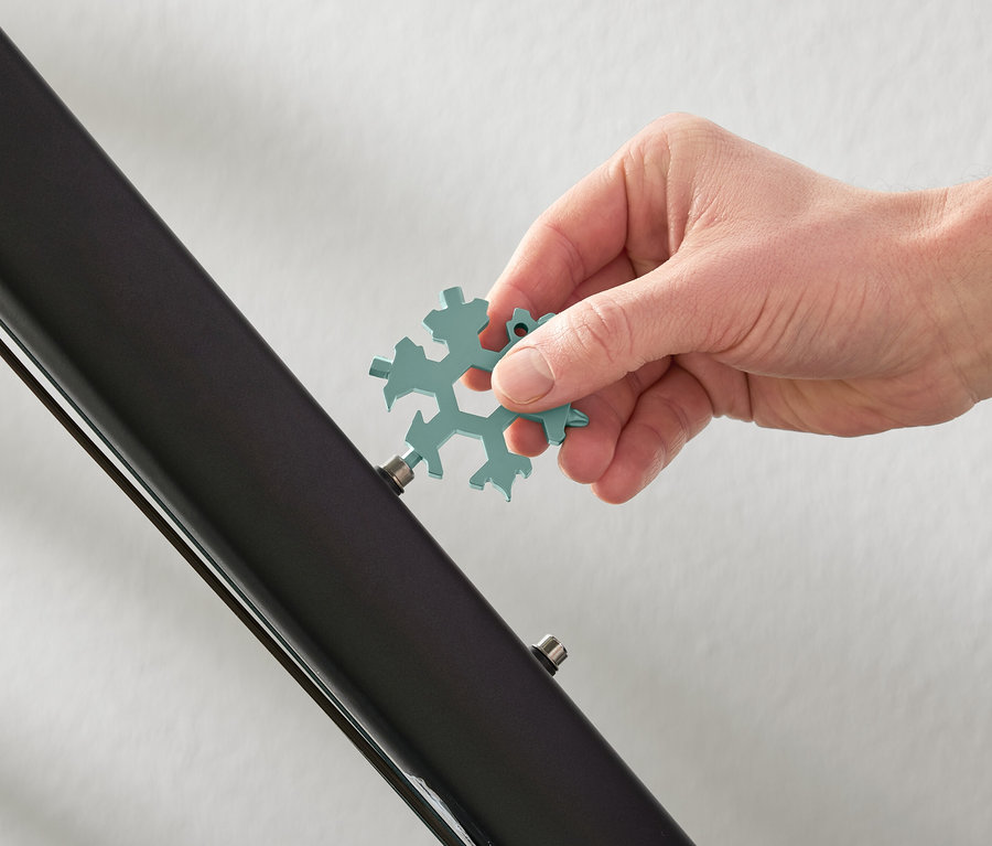 Eine Hand benutzt einen Multifunktionsschlüssel.