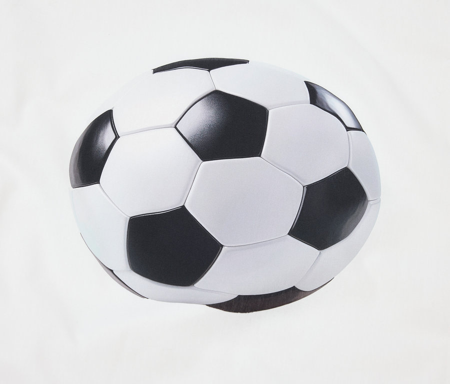 Nahaufnahme eines schwarz-weißen Fußballs auf einem weißen Hintergrund.