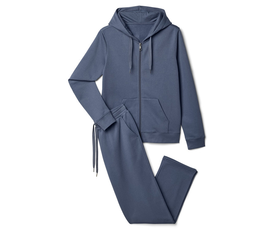 Blauer Trainingsanzug bestehend aus Kapuzenjacke und Jogginghose auf weißem Hintergrund.