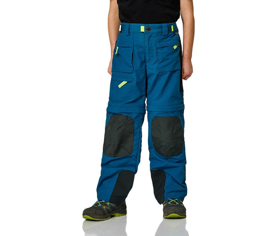 Kind trägt blaue Outdoor-Hose mit Taschen und Knieschonern, kombiniert mit Wanderschuhen.