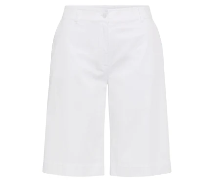 Weiße Culottes liegen auf einem weißen Hintergrund.