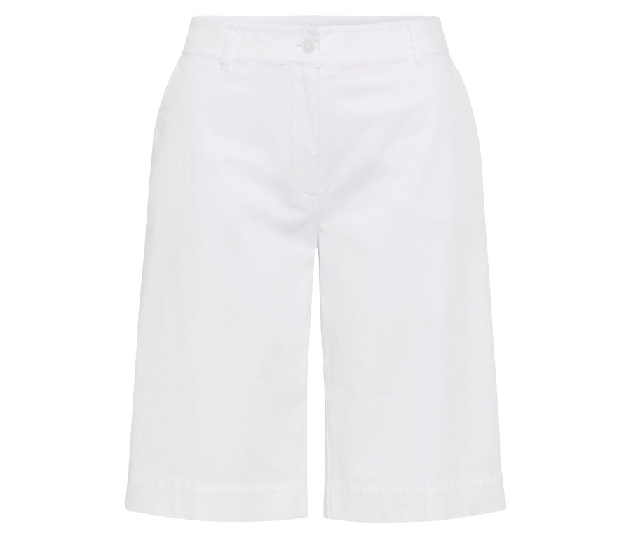 Weiße Culottes liegen auf einem weißen Hintergrund.