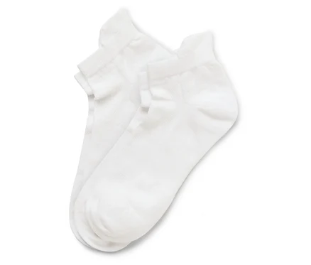 Zwei weiße Socken liegen übereinander auf einem weißen Hintergrund.