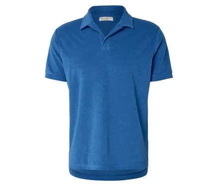 Blaues Poloshirt mit kurzen Ärmeln.