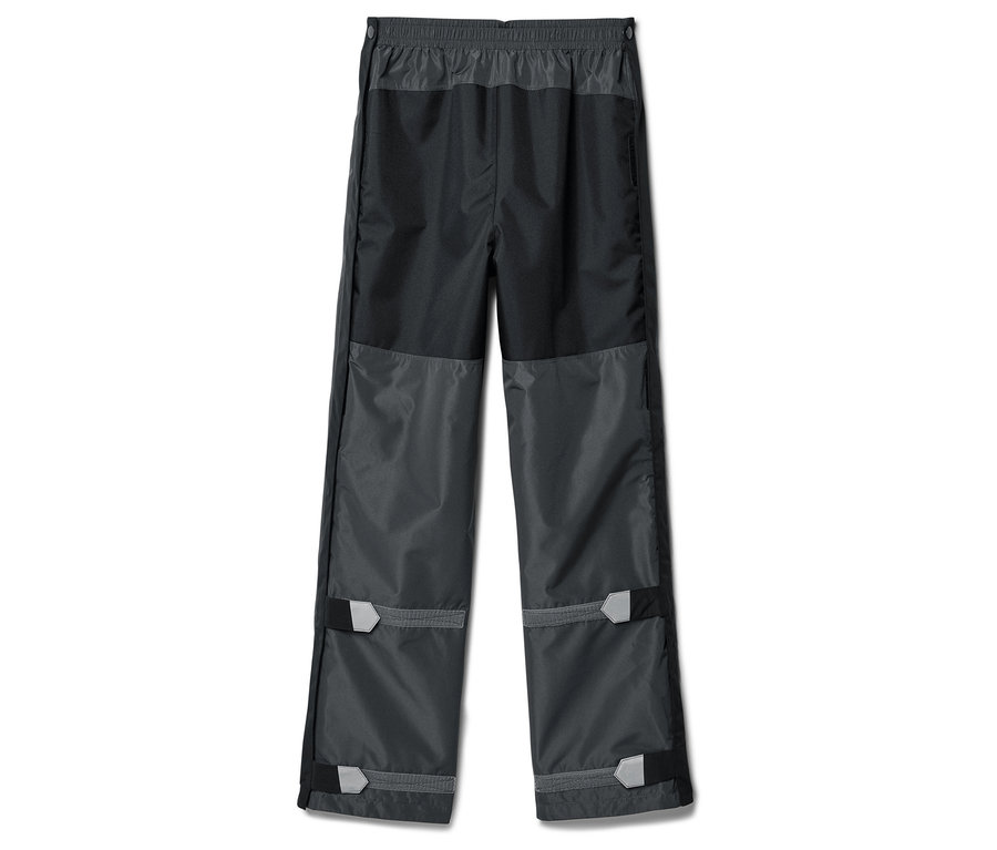 Schwarze Regenhose mit grauen Details an den Knien und Beinenden, sowie reflektierenden Elementen an den Beinabschlüssen.