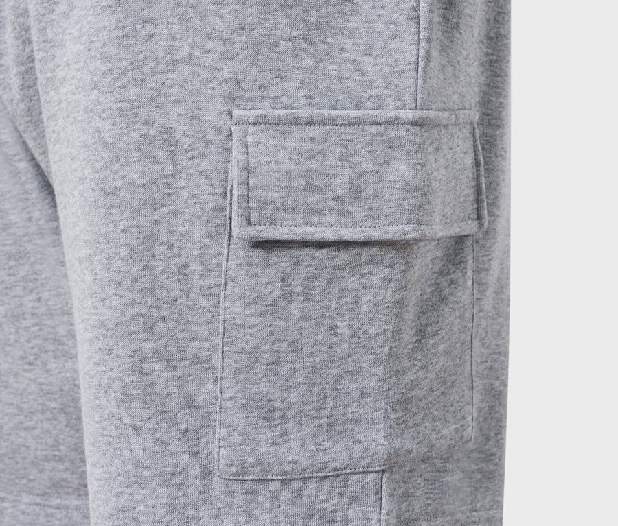 Detailaufnahme einer grauen Cargohose mit aufgesetzter Tasche.