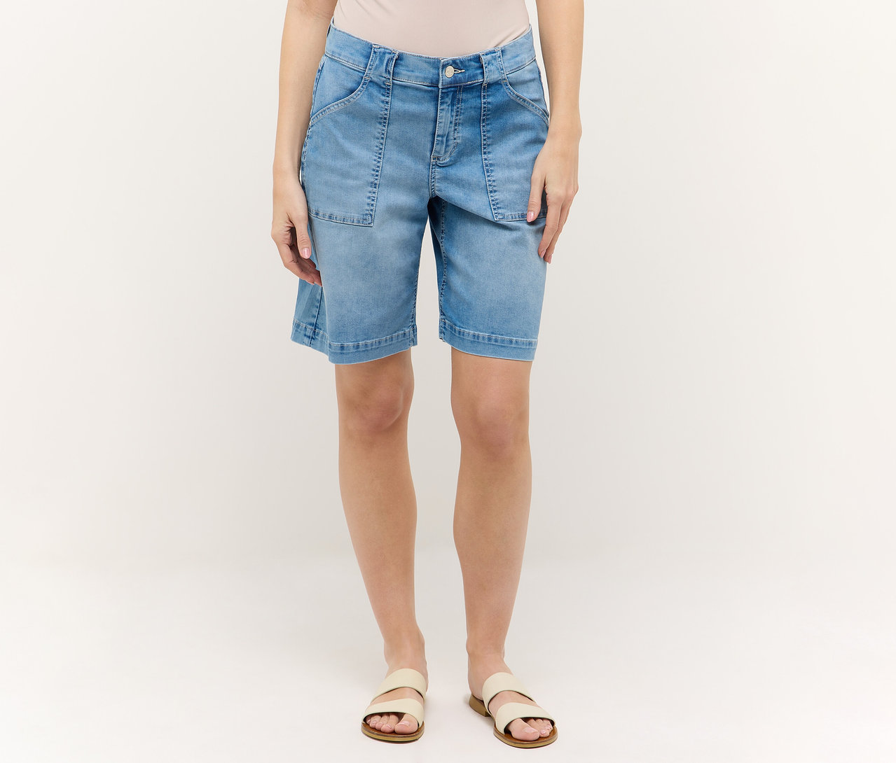 Frau trägt blaue Angels Denim »Lia Urban« Shorts und Sandalen.