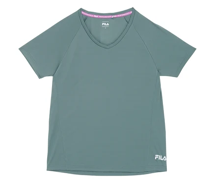 Ein grünes FILA Damen-Funktionsshirt liegt auf einem weißen Hintergrund.