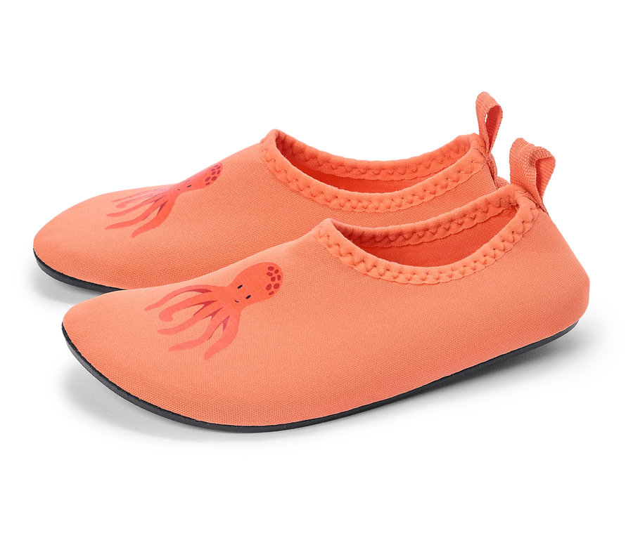 Nahaufnahme von zwei lachsfarbenen Wasserschuhen mit Oktopus-Motiv auf weißem Hintergrund.