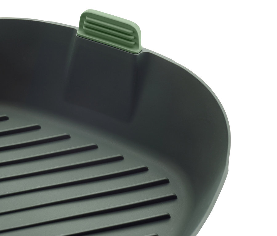 Nahaufnahme einer quadratischen, grauen Grillpfanne mit einem grünen Griff.