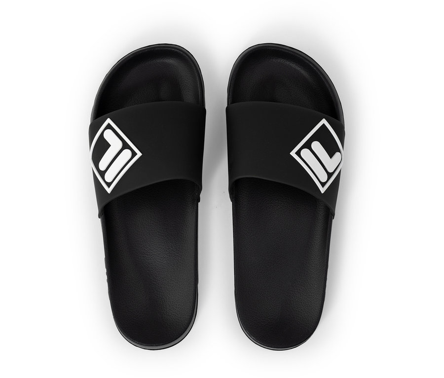 Ein Paar schwarze FILA Lugo Herren-Slipper mit weißen Logos auf den Riemen, von oben auf weißem Hintergrund.
