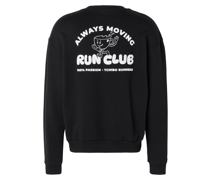 Schwarzes Sweatshirt mit weißem Aufdruck auf dem Rücken: „ALWAYS MOVING“, einer laufenden Kaffeetasse, „RUN CLUB“ und „100% PASSION - TCHIBO RUNNERS“.
