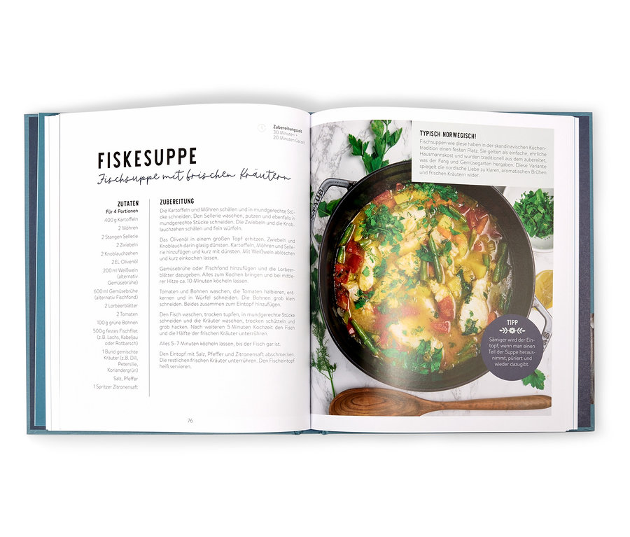 Aufgeschlagenes Kochbuch mit Rezept für Fischsuppe mit frischen Kräutern auf der linken Seite und einem Topf mit fertiger Fischsuppe auf der rechten Seite.