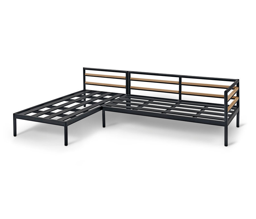 Schwarzes Ecksofa-Gestell mit Holzdetails.