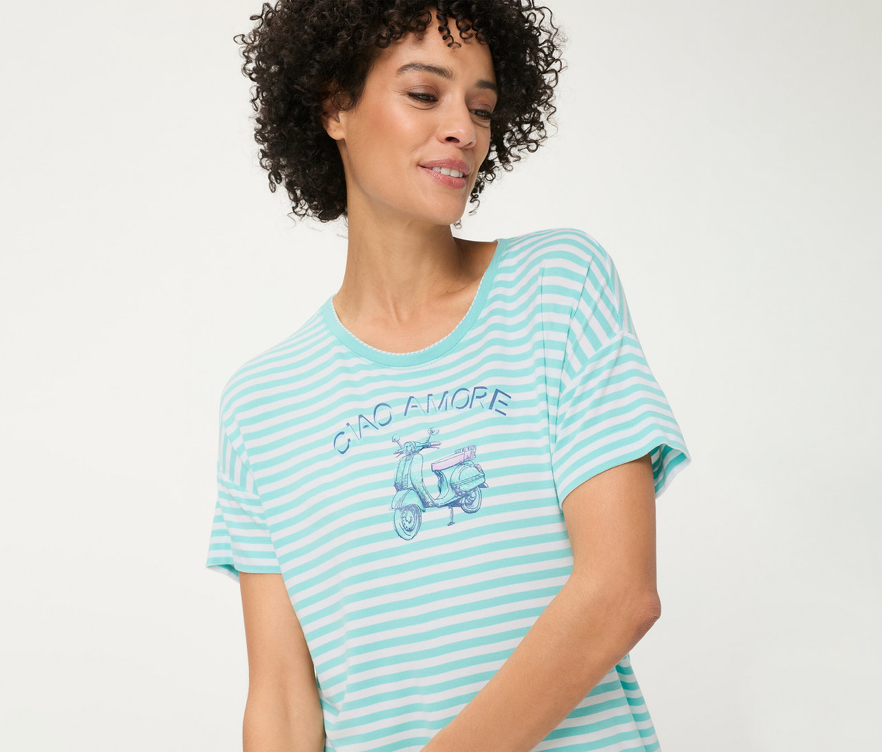 Frau trägt ein gestreiftes Olsen T-Shirt mit hellblauem Roller-Motiv und „CIAO AMORE“-Schriftzug.