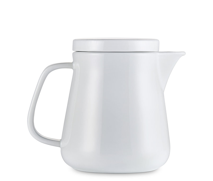 Weißer Kaffeebereiter aus Keramik.