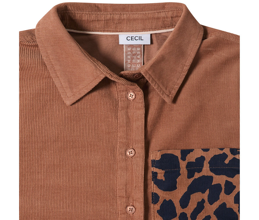 CECIL Hemdbluse aus braunem Cord mit Kragen, Knopfleiste und einer Brusttasche mit Leopardenmuster.