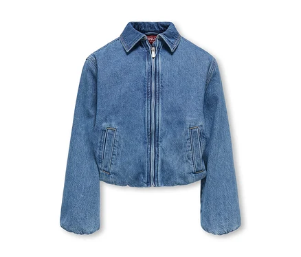 Eine blaue Jeansjacke mit Kragen, Reißverschluss und zwei Vordertaschen, auf weißem Hintergrund.