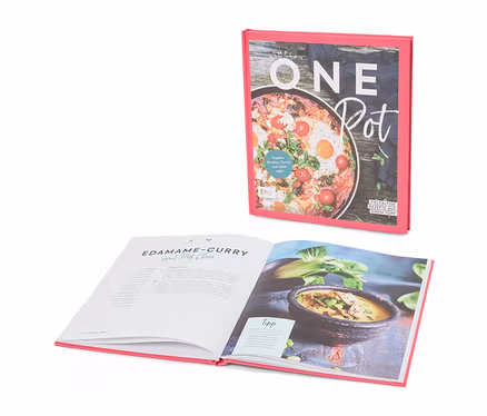 Ein Kochbuch mit dem Titel "Simply One Pot" liegt aufgeschlagen auf einer Seite mit dem Rezept für Edamame-Curry mit Pak Choi.