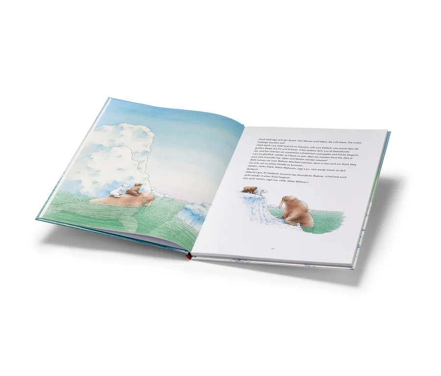 Offenes Buch mit einer Illustration eines Eisbären und eines Walrosses, Buch »Kleiner Eisbär – bärenstarke Geschichten«.